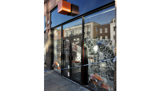 Illustration for article titled Scenes from a Riot: Electronics Stores Sacked by British Looters